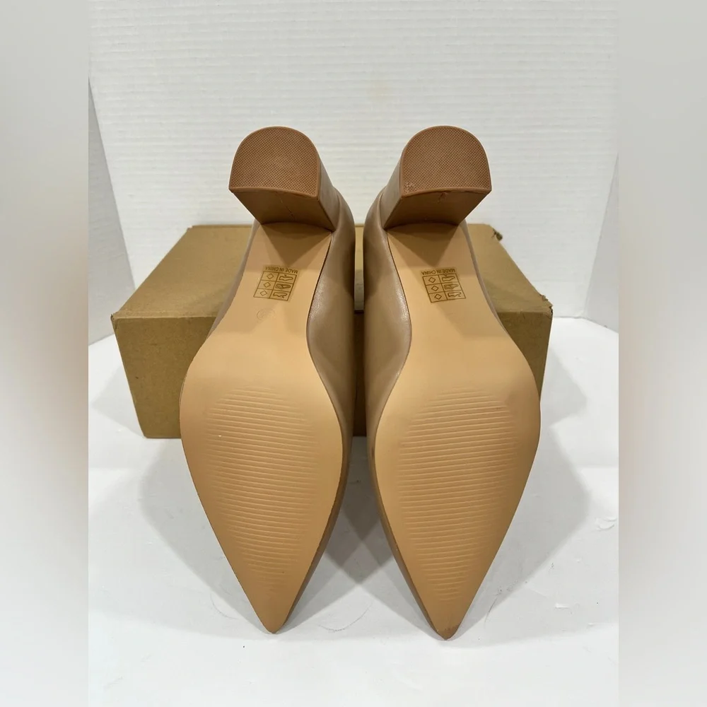 Journee Collection Womens Simonne Pointed‎ Toe Block Heel Pumps. 9.5. Mocha